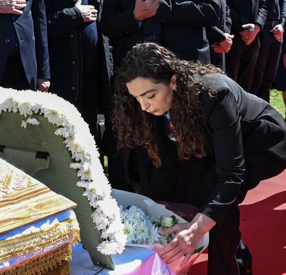 Vjosa Osmani nderon Don Kelmend Spaqin: Shembull i rrallë i guximit dhe humanizmit