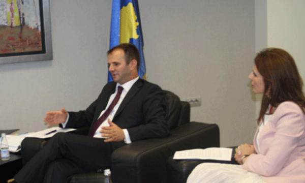 Dita e Kushtetutës, Vlora Çitaku shkruan për kontributin e Hajredin Kuçit: Njerëz që ndërtuan nga hiçi