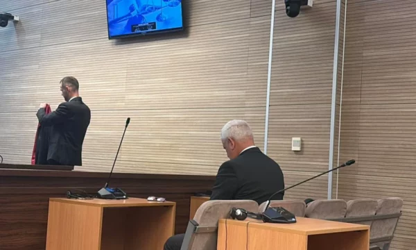 Me kërkesë të Xhelal Sveçlës, shtyhet seanca gjyqësore për hedhjen e gazit lotsjellës në Kuvend