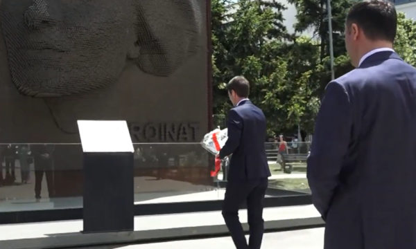 Konjufca bashkë me homologun e tij nga Shqipëria, Hoxhën bëjnë homazhe tek memoriali “Heroinat”