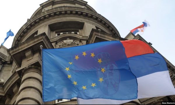 Komisioni Evropian thotë se s’ka vendim formal për ngrirjen e fondeve për Serbinë