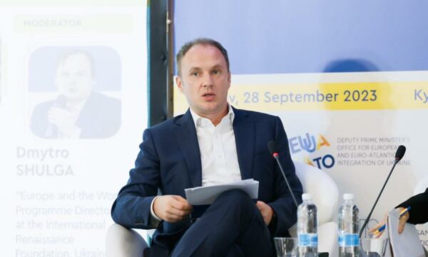Varoufakis duke kërcyer në Moskë, Selimi: Budallallëk që ai ishte në Kosovë me ministrat e Kurtit për të folur kundër projekteve amerikane