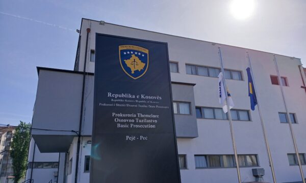 Aktakuzë ndaj një personi në Pejë për kontrabandim me migrantë, tentoi t’i çojë në Mal të Zi disa sudanezë