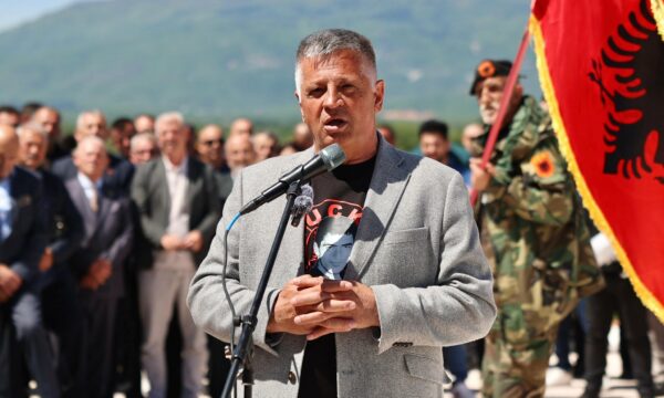 Përvjetori i Luanit, Nasimi me fjalim prekës e humor: Dada Rukë e ke pasë djalin ma të zotë e të urtë – Baca Smajl ma shumë m’ka rreh…