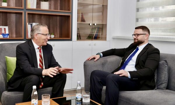 PDK’së i bashkohet Naim Telaku, Hamza: Profesionist me doktoraturë në Vjenë, i bën nderë listës sonë