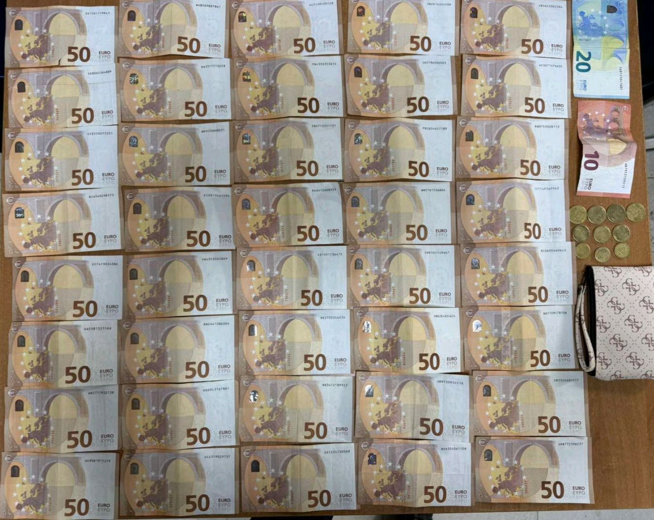 Qytetarja nga Ferizaj gjen portofol me mbi 2 mijë euro dhe e dorëzon në polici – paratë i kthehen pronarit