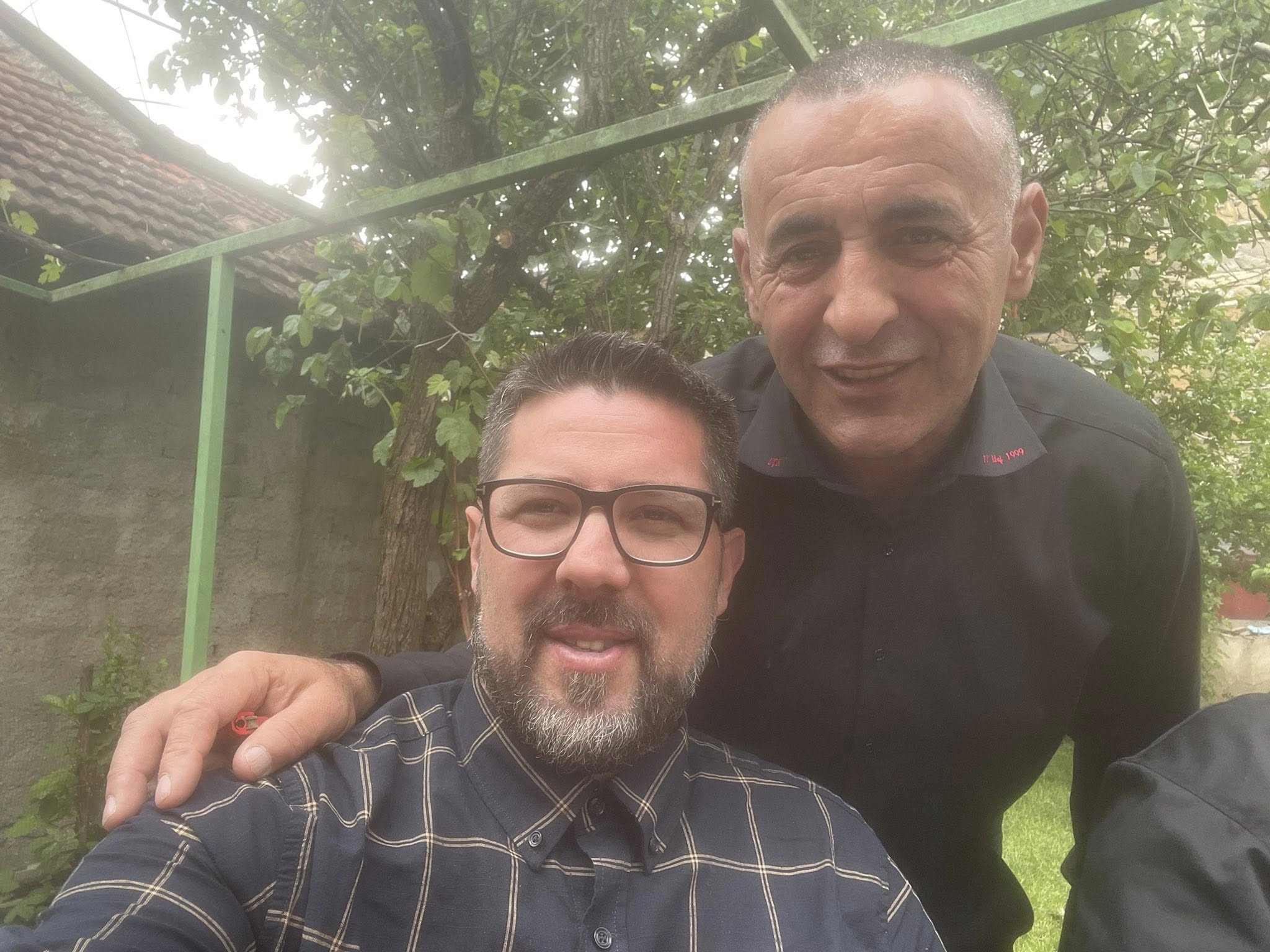 Dardan Krasniqi përkujton 44 Dëshmorët e Brigadës “Myrtë Zeneli”: Lavdi e Përjetshme Dëshmorëve të Kombit