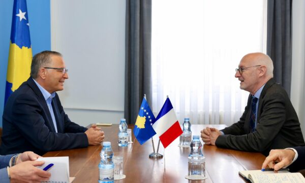 Hamza pret ambasadorin francez: Folëm për nevojën që Kosova të tejkalojë klimën e krizave të vazhdueshme