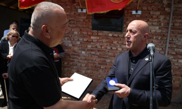 Haradinaj zbulon pllakën përkujtimore të Heroit Myrtë Zeneli në Zllapek: Sakrifica për liri nuk harrohet