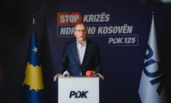 “S’kemi zërim, s’kemi drita”, Bedri Hamza mban konferencë pa rrymë