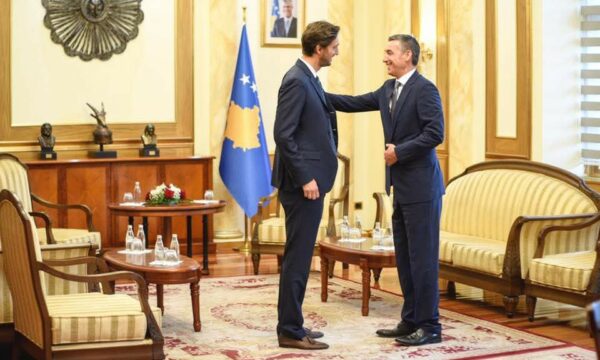 Ismaili uron Kadri Veselin për ditëlindje: Shpersoj që vera do të të sjellë sërish pranë familjes dhe Kosovës