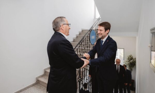 Hamza takon ministrin e Jashtëm të Shqipërisë, Ferit Hoxha: Kosovës i duhen institucione stabile dhe funksionale