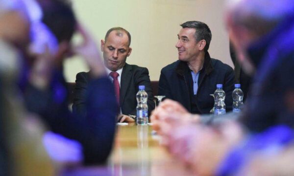 Lladrovci uron Kadri Veselin të bëhet shekullor