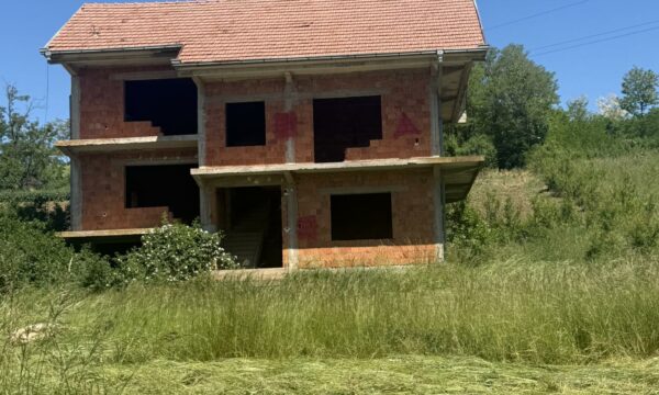 Një grua e fuqishme si Vasfije Krasniqi, kthehet pas shumë vitesh në vendin ku përjetoi tmerrin: Nuk shkova për mëshirë, doja ta shihja me sytë e mi