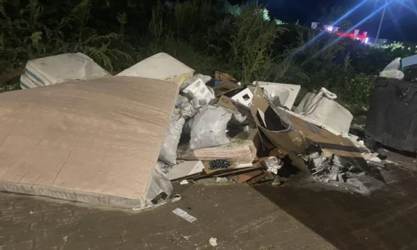 Aksion gjatë natës në Prishtinë, “Pastrimi” largon mbeturinat vëllimore nga lagjet