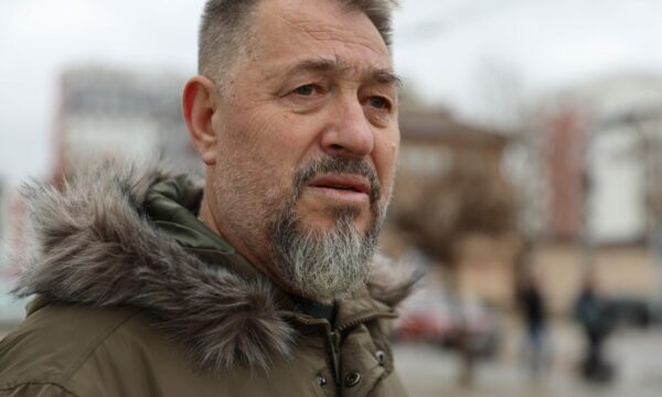 Qytetarët në Skenderaj organizohen për ta përkrahur Sami Lushtakun që po intervistohet në Polici