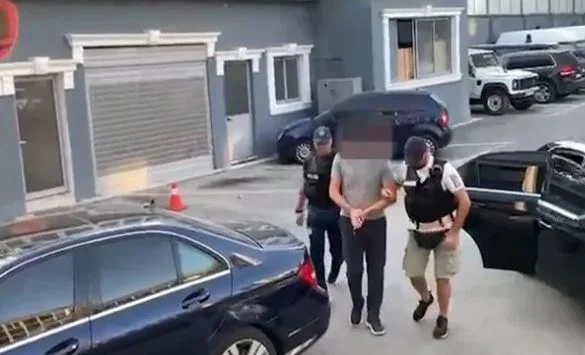 Transferohet nga Shqipëria i dënuari për trafikim armësh, edhe rreth 4 vjet tjera do t’i vuajë në Kosovë