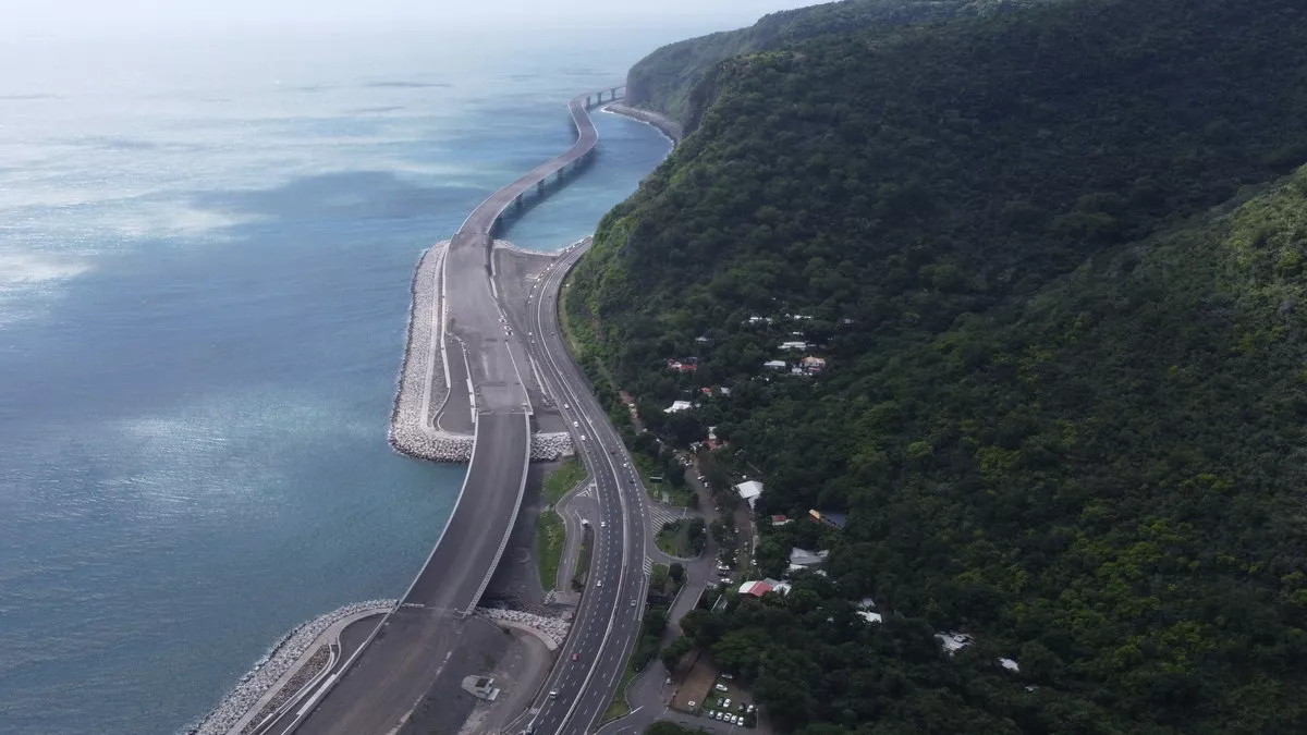 Autostrada mbi det që kushton 200 milionë euro për kilometër, projekti gjigant që po sfidon oqeanin në ishullin francez