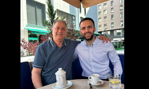 Djali i Jakup Krasniqit e pi kafen e mëngjesit me vëllain e Hashim Thaçit: U jam shumë mirënjohës për mbështetjen