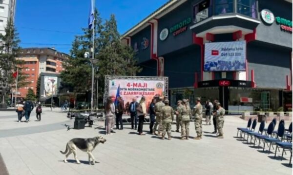 Zjarrfikësit parakalojnë me automjete në Mitrovicë