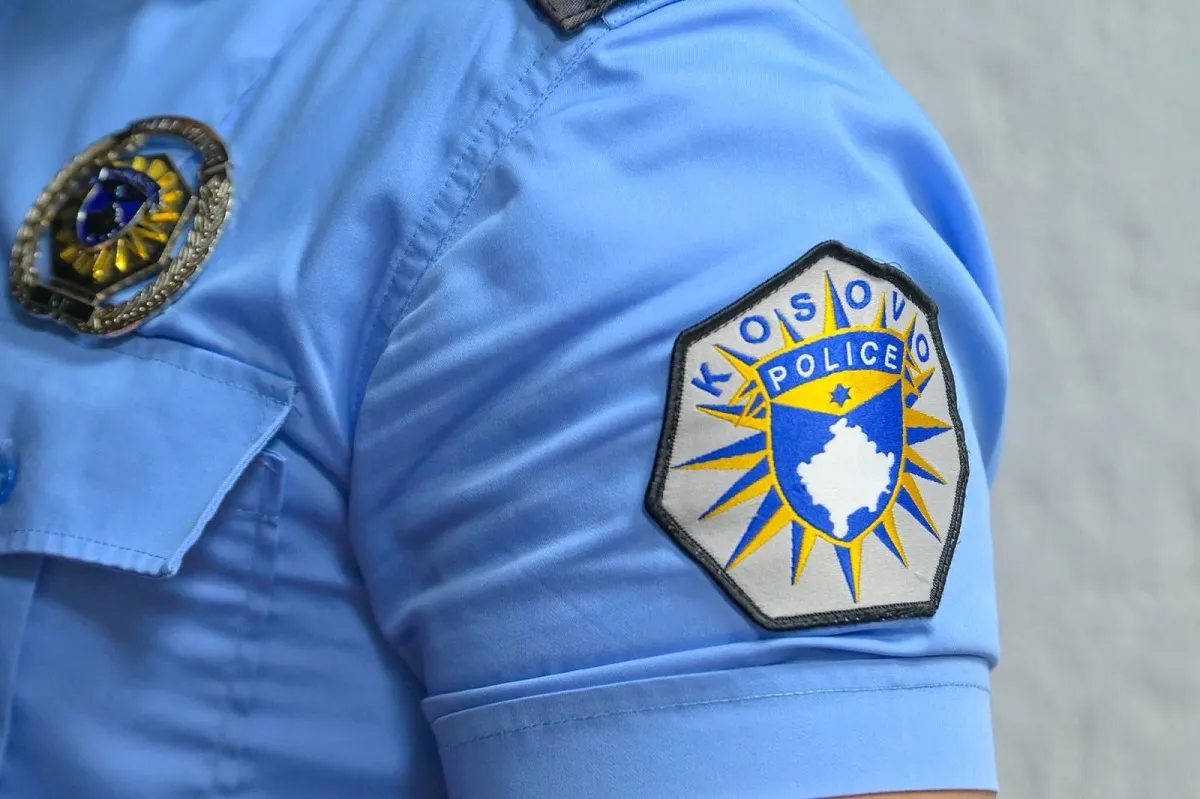 Sulmuan fizikisht policët, arrestohen dy burra në Pejë