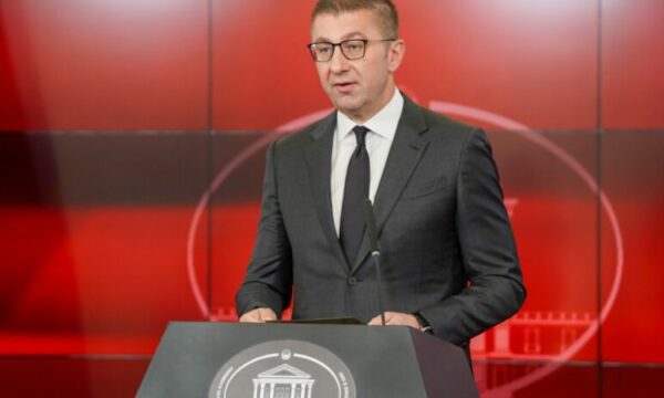 Mickoski i shqetësuar nga protestat e studentëve për gjuhën shqipe: Nuk dua t’i komentoj fyerjet dhe ndërhyrjet e jashtme