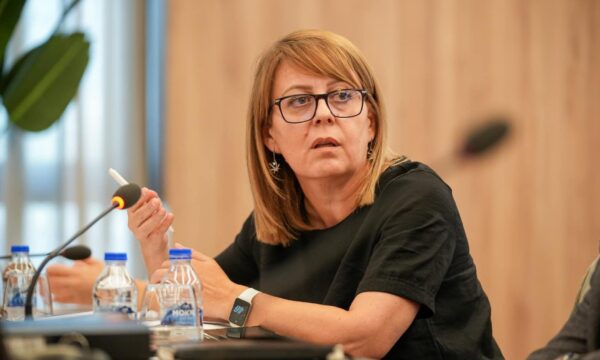100 euro në prag të zgjedhjeve, Bajrami: Paratë që ua mori nga inflacioni po ia kthen në këmbim të votës, korrupsion publik