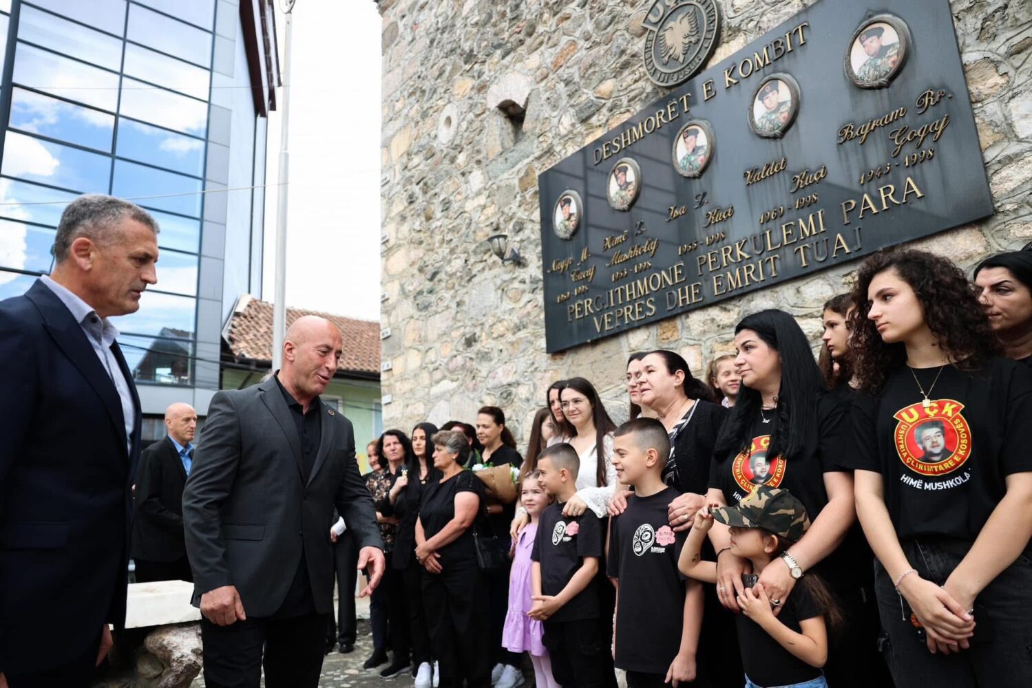 Haradinaj nderon dëshmorët dhe martirët e Deçanit: Burim i patriotëve ndër breza dhe i sakrificës për liri