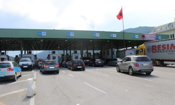 Kosovarët nuk e lëshojnë rastin, për fundjavë ia mësyjnë bregdetit shqiptar