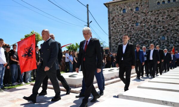 Ramush Haradinaj në përvjetorin e vëllait, Luanit: Krenaria për sakrificën dhe heroizmin e tij mbizotëron mbi dhimbjen