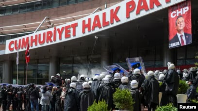 Policia turke hyn me forcë në selinë e partisë opozitare për të larguar udhëheqjen e shkarkuar
