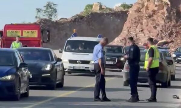 Vetura bie nga ura e Dollcit në Klinë, raportohet për 6 të lënduar