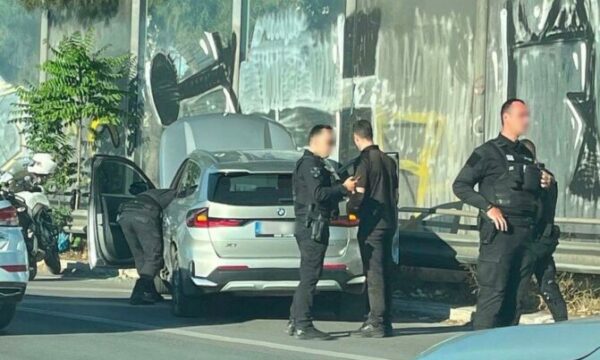 Plagosën me armë pronarin e një dyqani në Athinë, identifikohen dy autorët shqiptarë