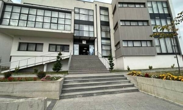 Drejtori i shkollës në Gjakovë dyshohet se ngacmoi të miturën, Prokuroria thotë se po ndërmarrin veprimet e nevojshme