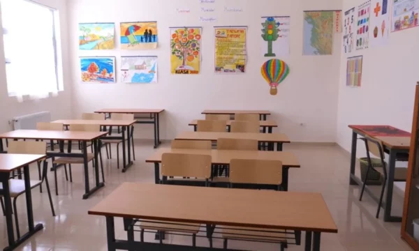 Dalin rrogat e punëtorëve teknikë të shkollave në Prishtinë, pezullohet greva