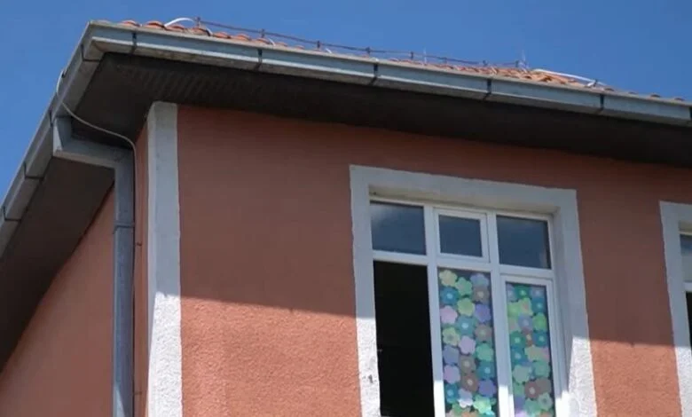 Serbët vazhdojnë mosrespektimin e festave zyrtare, mbahet mësim në Graçanicë