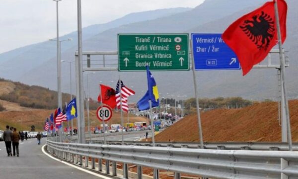 Hyn në fuqi marrëveshja, sërish lëvizje e lirë kufitare mes Shqipërisë dhe Kosovës