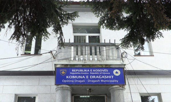 Aktakuzë ndaj B.P, fitoi kontratën dhe i çoi printerë të vjetër Komunës së Dragashit