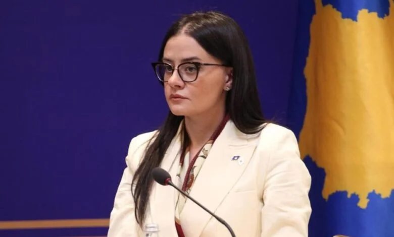 Këshilltarja e Osmanit godet Kurtin: Shqiptarët në Maqedoni s’duhen kujtuar vetëm në fushatë
