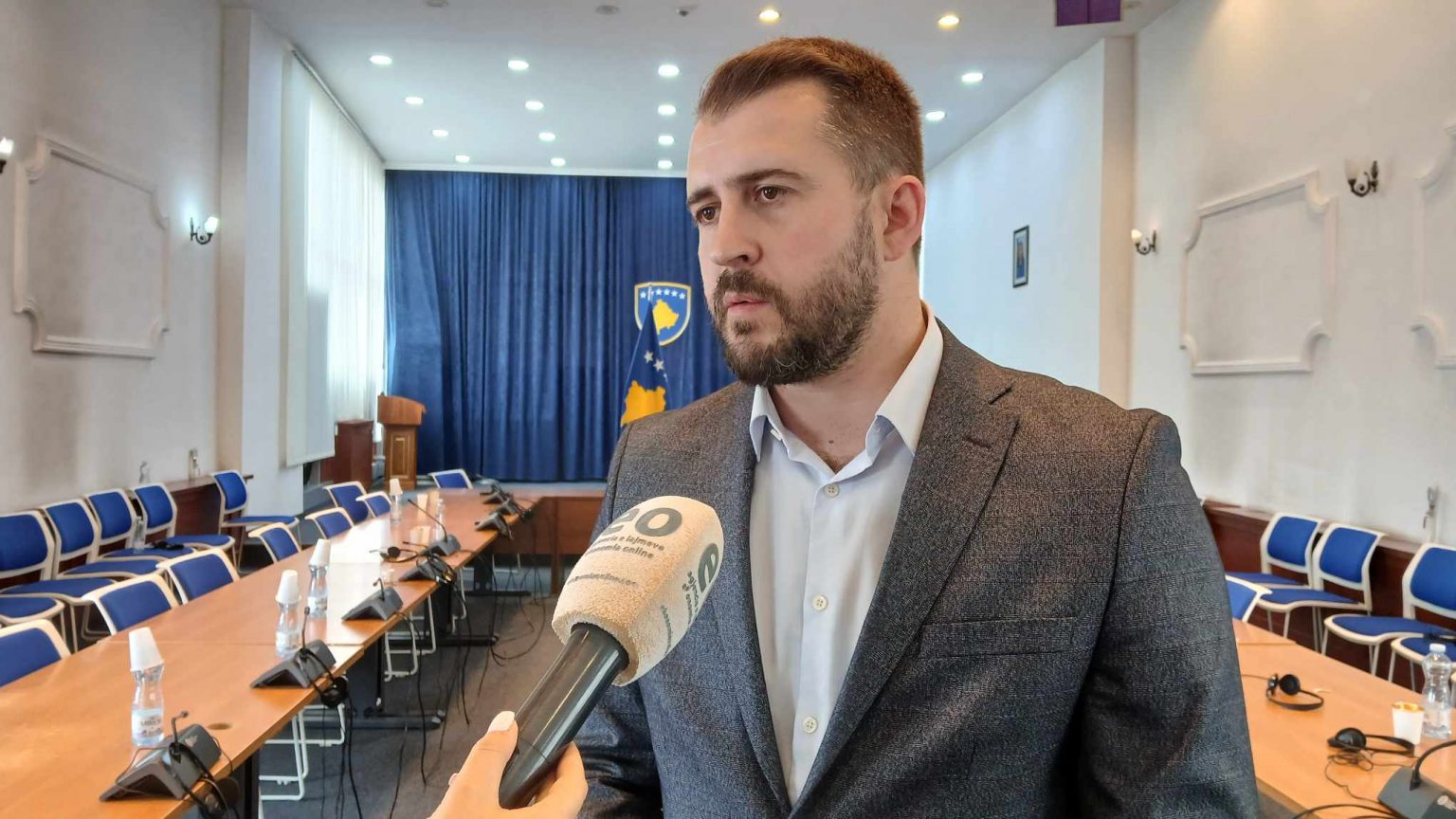 Lushtaku-Haxhiut: Në çfarë forme e fute gazin lotsjellës në Kuvendin e Kosovës në vitin 2016?