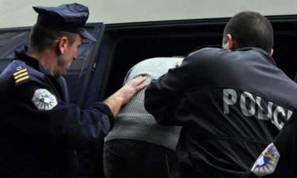 Brenda dy dite ekstradohen dy kosovarë, njëri nga Kroacia në Kosovë, tjetri niset për në Suedi si i dyshuar për “dhunim”