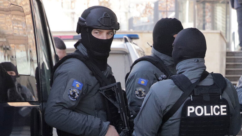 Policia sekuestron armë dhe pajisje ushtarake në Zubin Potok