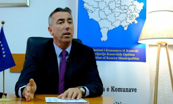 AKK: Qeveria po ua merr komunave kompetencat për rekrutimin e stafit