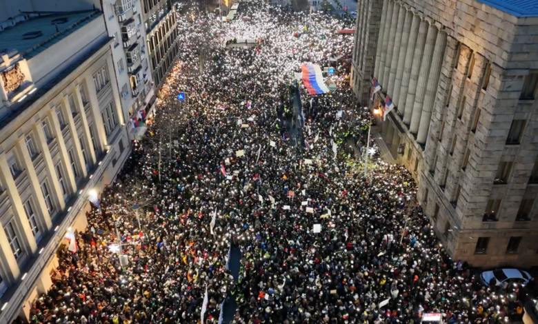 Protestë e dhunshme në Serbi, protestuesit përplasen me policinë