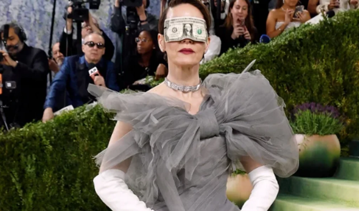 Maska njëdollarëshe në fytyrë – mesazhi i fortë i aktores Sarah Paulson në Met Gala