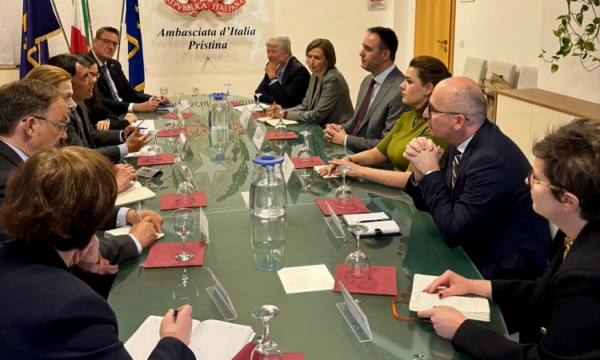 Ambasadorët e huaj mblidhen në Ambasadën italiane në Prishtinë, rruga e Kosovës drejt BE dhe zhvillimet e brendshme temë diskutimi