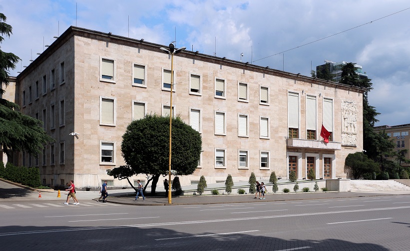 Vetura përfundon te shkallët e kryeministrisë, shoqërohet në polici shoferi