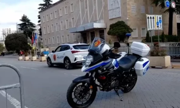 Protesta e opozitës para Kryeministrisë, policia në Shqipëri merr masat për ditën e nesërme