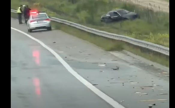 Aksident në autostradën “Ibrahim Rugova”, një veturë del komplet nga rruga