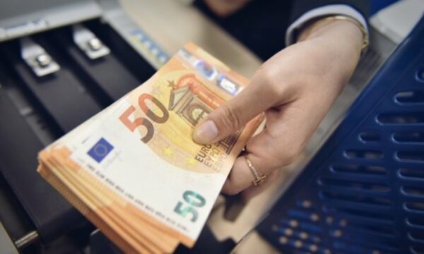 Policia arreston dy zyrtarë bankarë, dyshohet se ngarkuan një grua me kredi 25 mijë euro pa dijeninë e saj